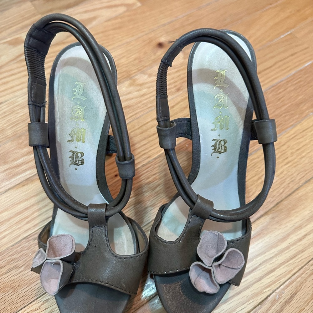 L.A.M.B Veena pumps